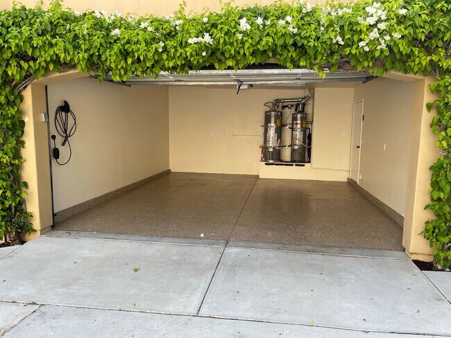 Foto del edificio - Private Hillcrest Carriage House: 2-Car Garage, EV, $300 AC Bonus