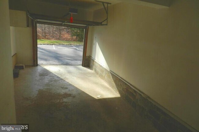 Building Photo - 1605 Carriage House Terrace