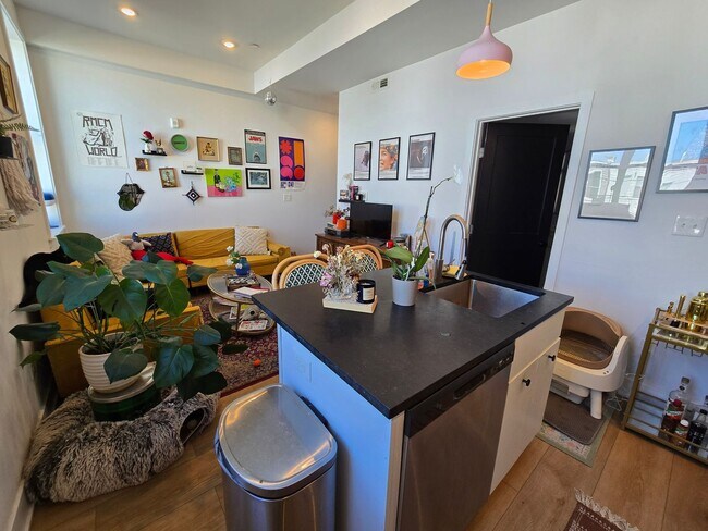 Building Photo - Bright 1 bedroom available December 10