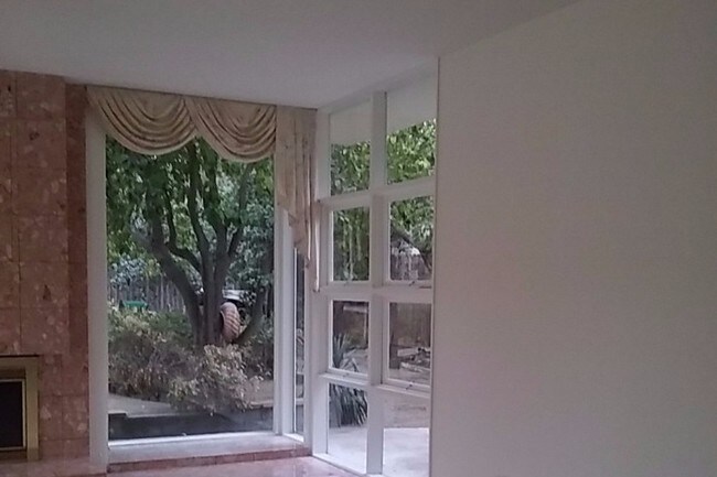 Sala de estar grande - 1328 N Louise St