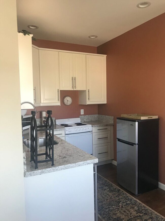 Building Photo - Large Mission Hills 1 Bedroom with panoram...