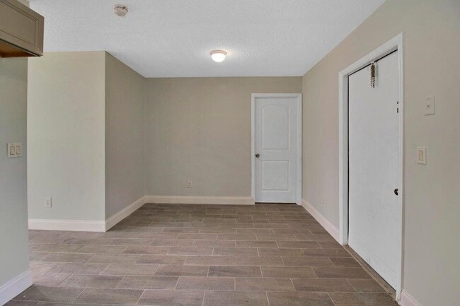 Building Photo - 3060 Martin Ave
