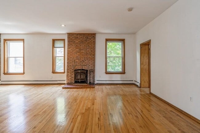 Building Photo - 212 Warren St