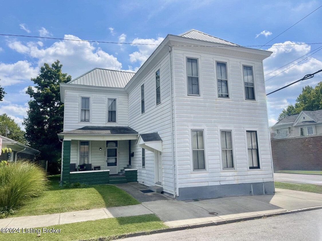 Primary Photo - 1902 E Oak St