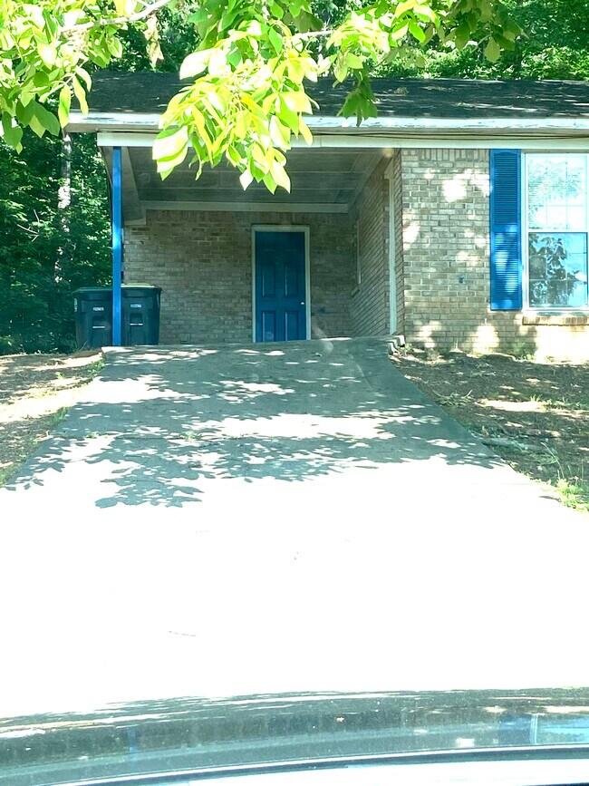 Building Photo - 507 Chateau Dr SE