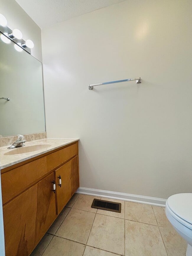 Building Photo - 2 Bedroom, 2.5 Bath Townhouse