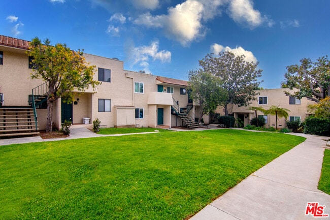 Building Photo - 6479 Kanan Dume Rd