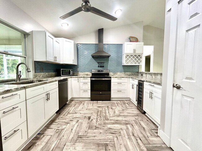 Foto del edificio - You will LOVE the beauty of this newly remodeled 3/2/2 pool home!