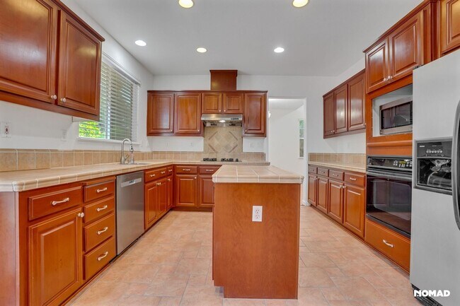 Building Photo - Stunning 4BR House with solar heated pool ...