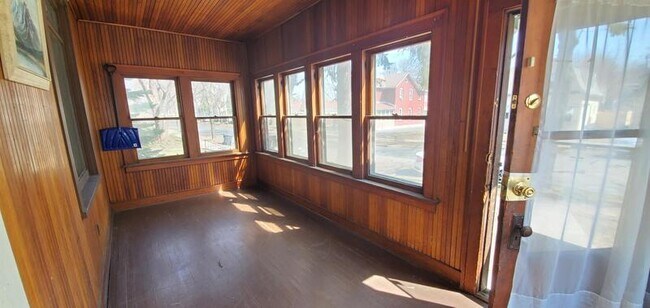 Building Photo - 1434 Grand St NE