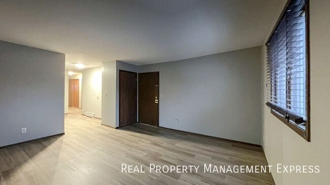 Building Photo - Spacious 1 Bedroom Apartment