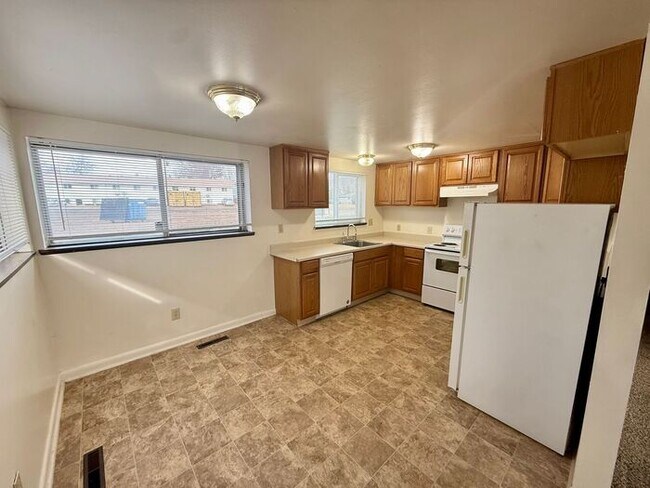 Building Photo - Move in specials - 1st month free. Flexible lease terms are available - 2 Bed, 1 Bath Apartment. ...
