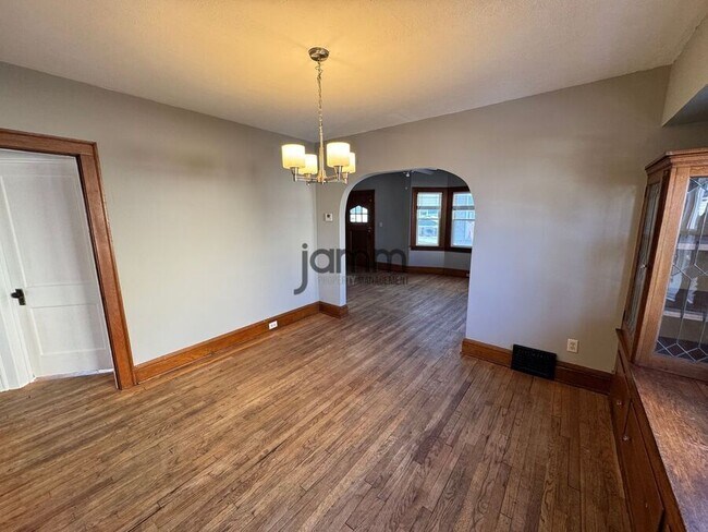 Building Photo - 2121 Wyandotte Ave