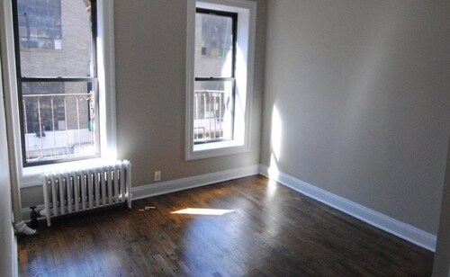 Building Photo - 224 Thompson St