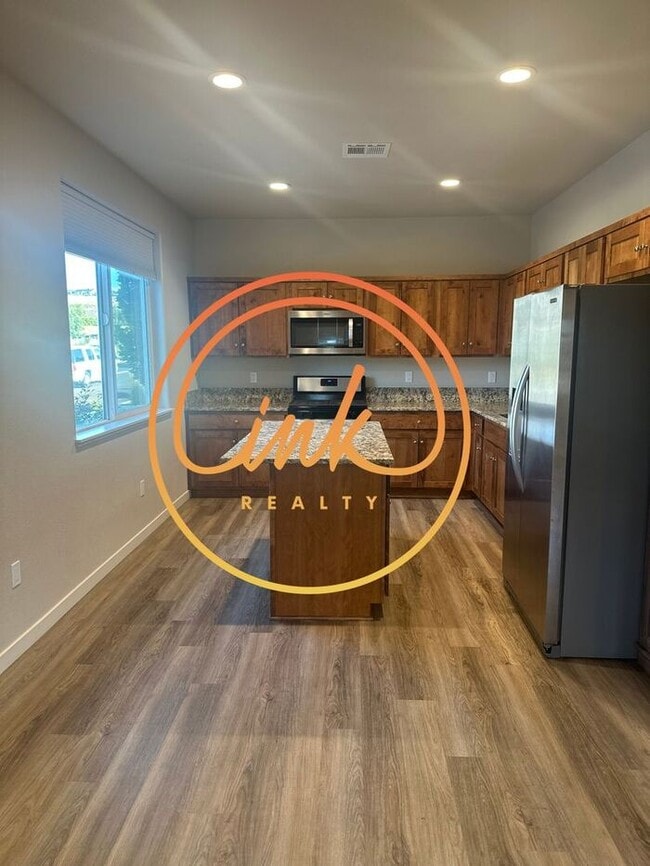 Building Photo - Modern 3 Bed, 2.5 Bath Townhome in Prime C...