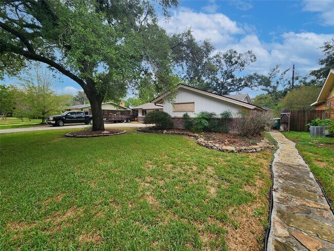 Foto del edificio - 5603 Arboles Dr