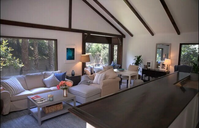 Foto del edificio - 5690 Valley Oak Dr