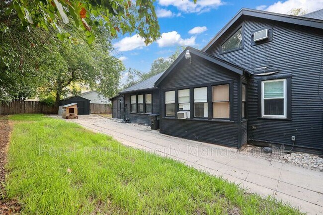 Building Photo - 418 W Rosewood Ave