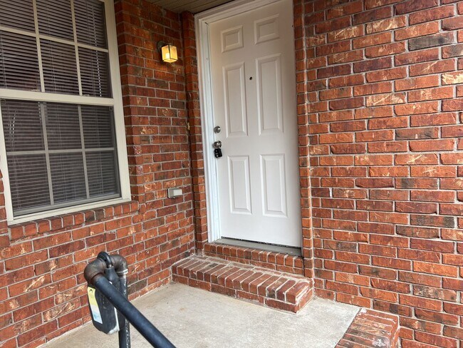 Building Photo - Fabulous Patio Home!
