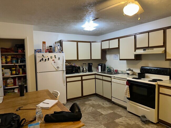 Building Photo - 152 Clover Valley Cir