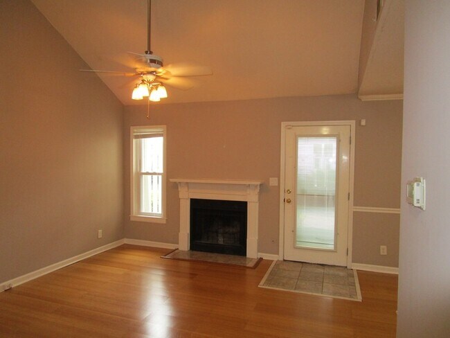 Building Photo - 3 Bedroom/2 Bath Condo Near Avalon!