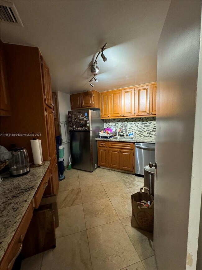 Building Photo - 825 Brickell Bay Dr