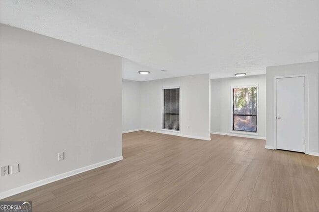 Building Photo - 8740 Roswell Rd