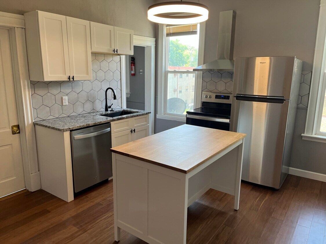 Foto principal - 154 12th Ave NE