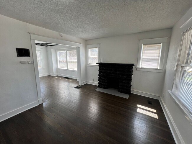 Foto del edificio - Inviting 3-Bedroom Home with Front Porch Charm