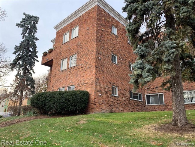Building Photo - 450 Oak Ave