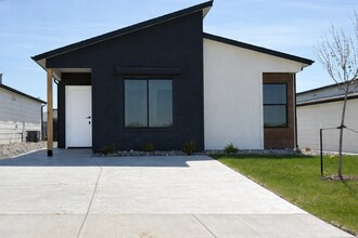 Building Photo - 5055 N Vassar Ave