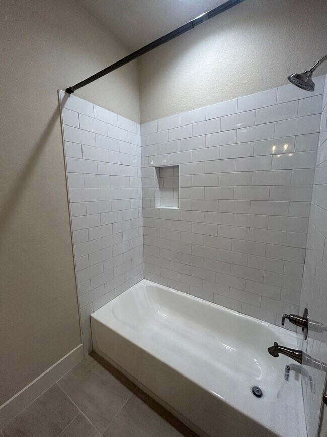 Foto del edificio - Amazing 3 Bedroom Midway Home