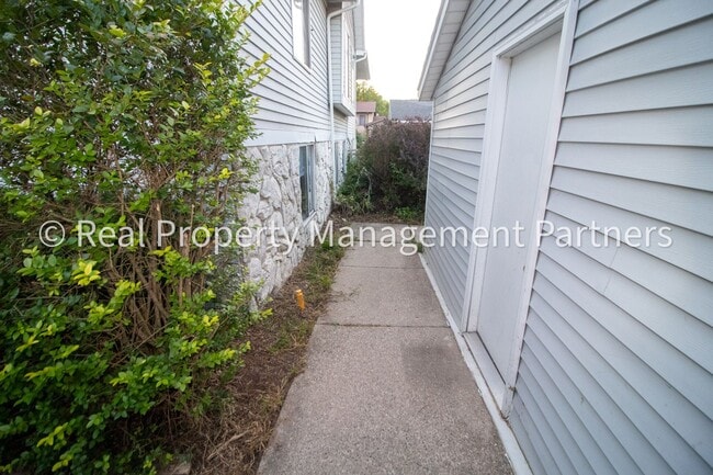 Foto del edificio - 2 Bed, 1 Bath Lower-Level Unit with Garage Parking and Trail Access