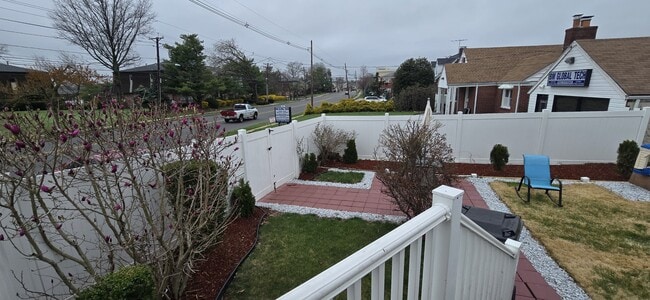 Foto del edificio - 35 Universal Ave