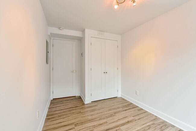 Building Photo - 6600 Av. de Darlington