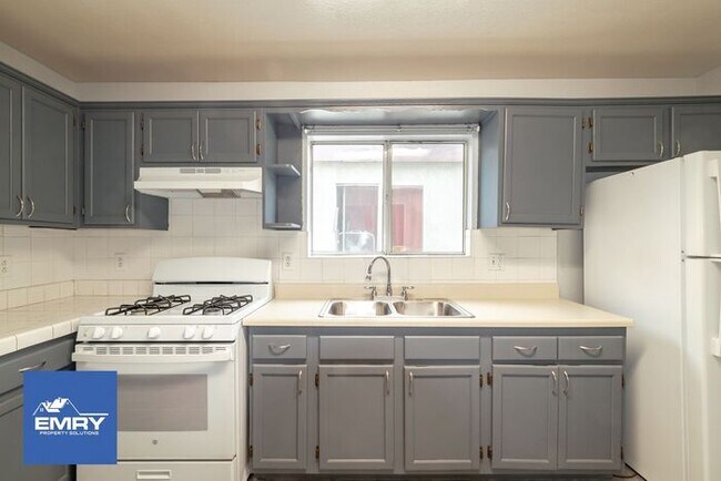 Building Photo - Gated/Secure 3 bed, w/ 2 Parking Spaces, Washer/Dryer Hookups