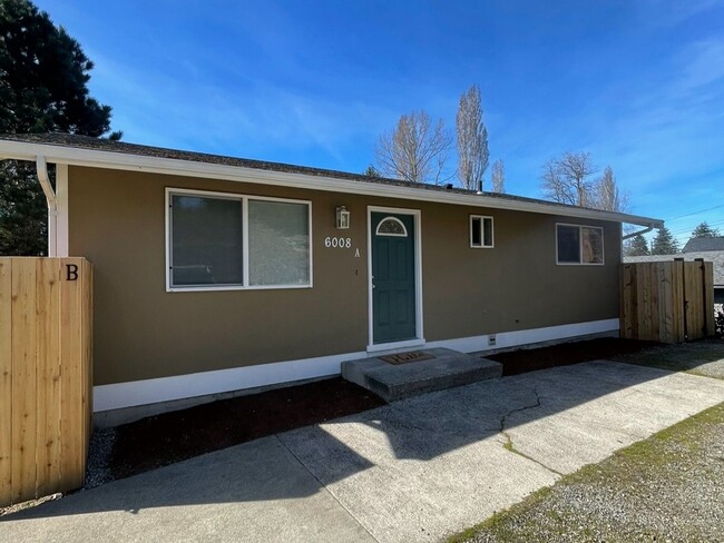 Building Photo - 2 Bedroom 1 bath Duplex in Tacoma with fen...