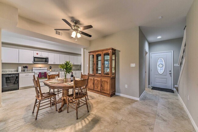 Lake Front Townhome with resort-like Views! - Lake Front Townhome with resort-like Views!