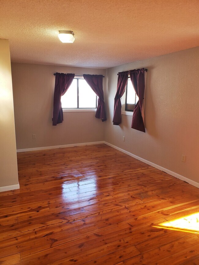 Foto del edificio - Large 5 Bedroom Home!