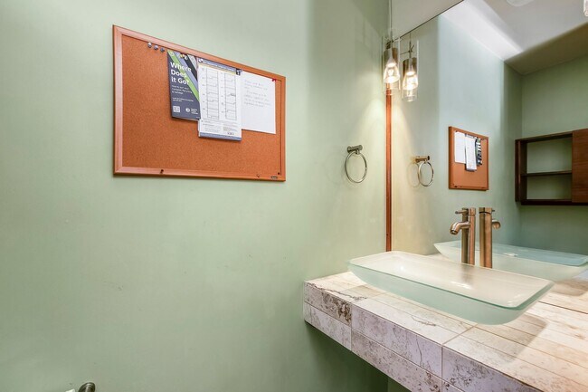 Foto del edificio - Modern Queen Anne Townhome with great park...