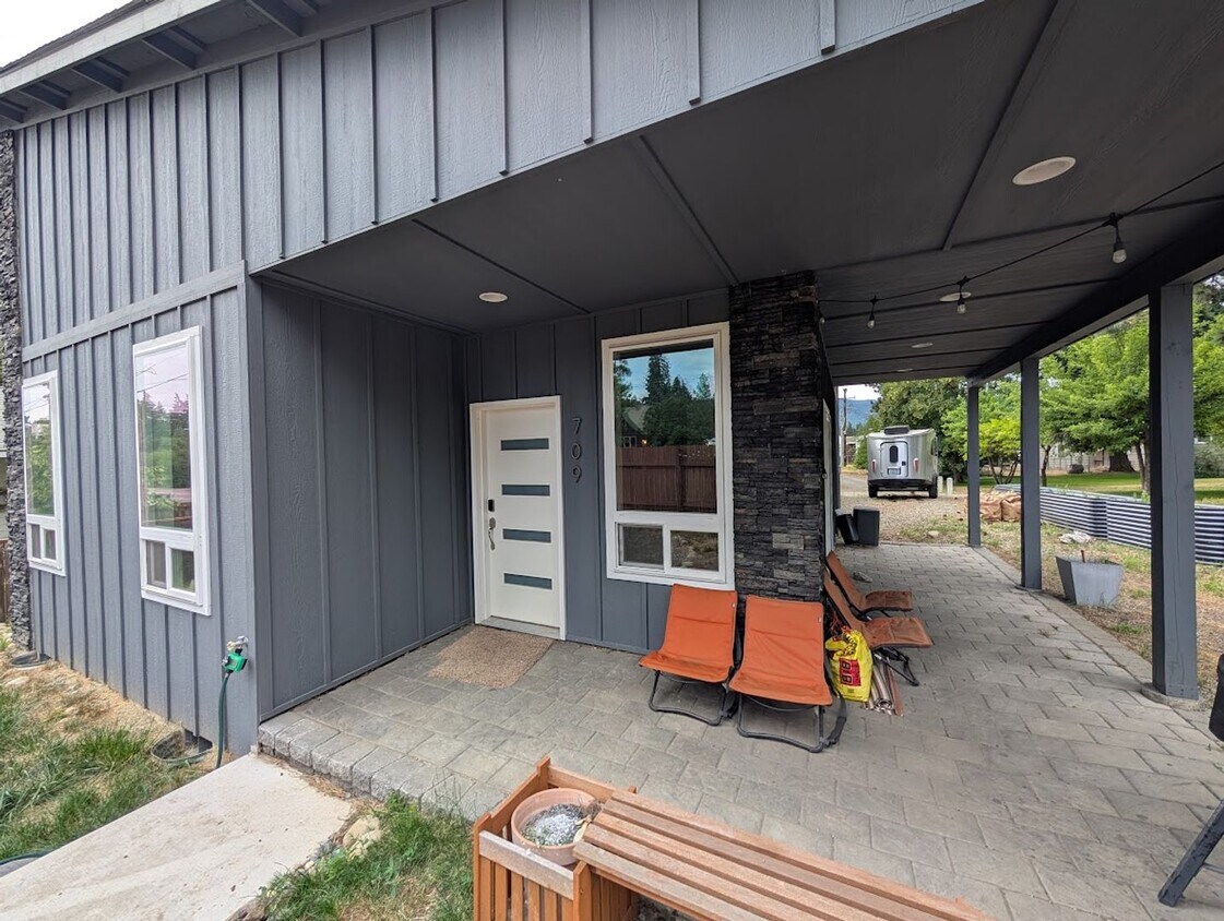 Foto principal - Newer contemporary home right downtown, al...