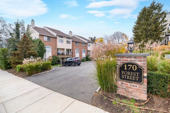 Building Photo - 170 Forest St