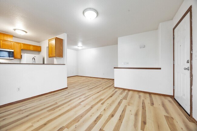 Foto del edificio - 1 Bed / 1 Bath Apartment – Updated Flooring – Convenient NE Portland Location