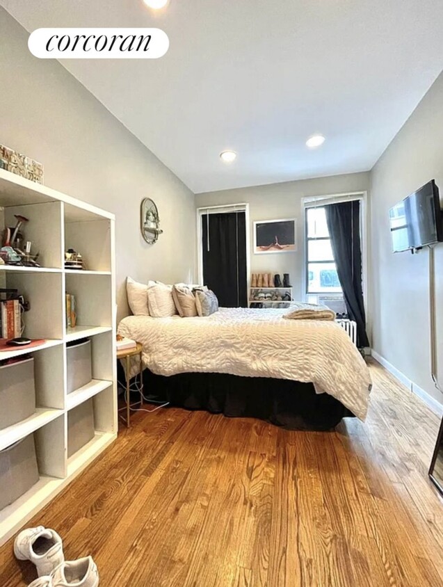Foto principal - 338 E 65th St