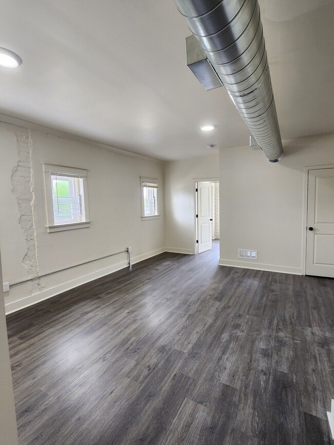 Building Photo - 2333 Lister Ave