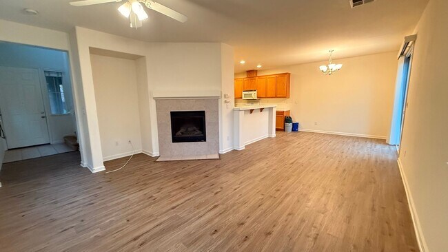 Building Photo - 4 BR 2.5 Bath Duet close to park and schools