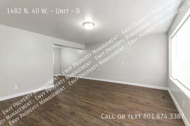 Building Photo - Beautiful Newly Renovated 2 Bed/1 Bath Uni...