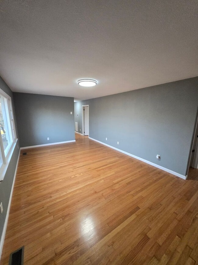 Foto del edificio - Charming 3-Bedroom, 2-Bathroom Brick Home for Rent