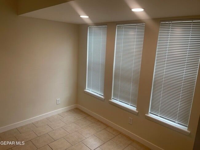 Building Photo - 10642 Cuatro Vistas Dr