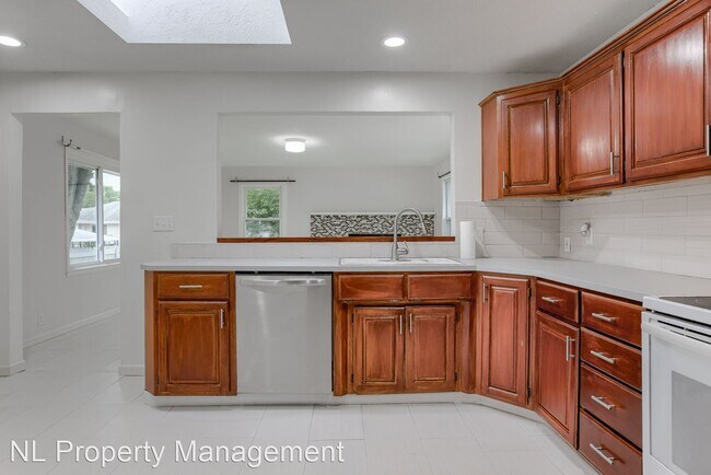 Foto del edificio - 3 br, 2 bath House - 8615 Franklin St.